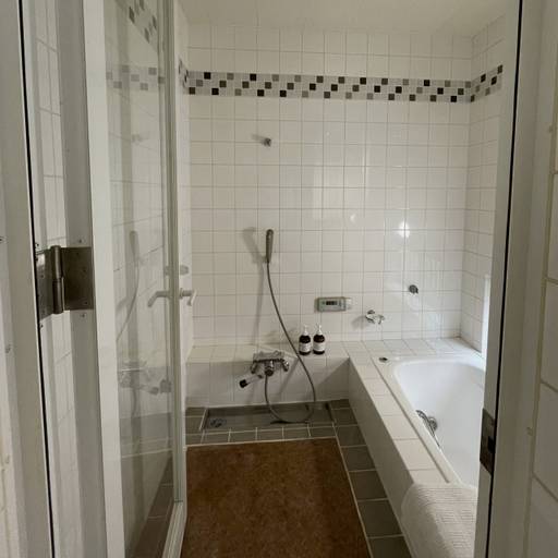 冷たい印象の在来浴室から、安らげるユニットバスへ