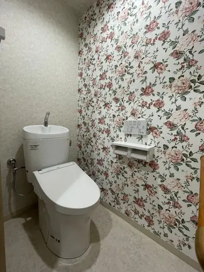 お気に入りの壁紙に貼り替え！トイレリフォーム