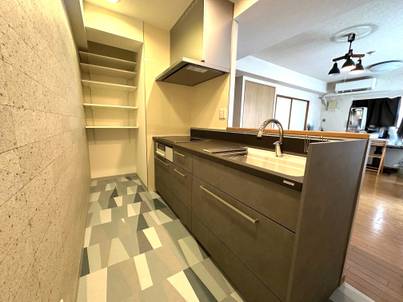 キッチンの吊戸を取ってオープンな空間に