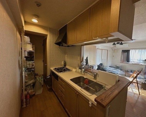 キッチンの吊戸を取ってオープンな空間に