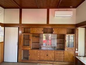 台所と居間の間には壁があり、空間が分断されていました。キッチンまわりの収納も限られていたため、食材や日用品の置き場所に困ることも。