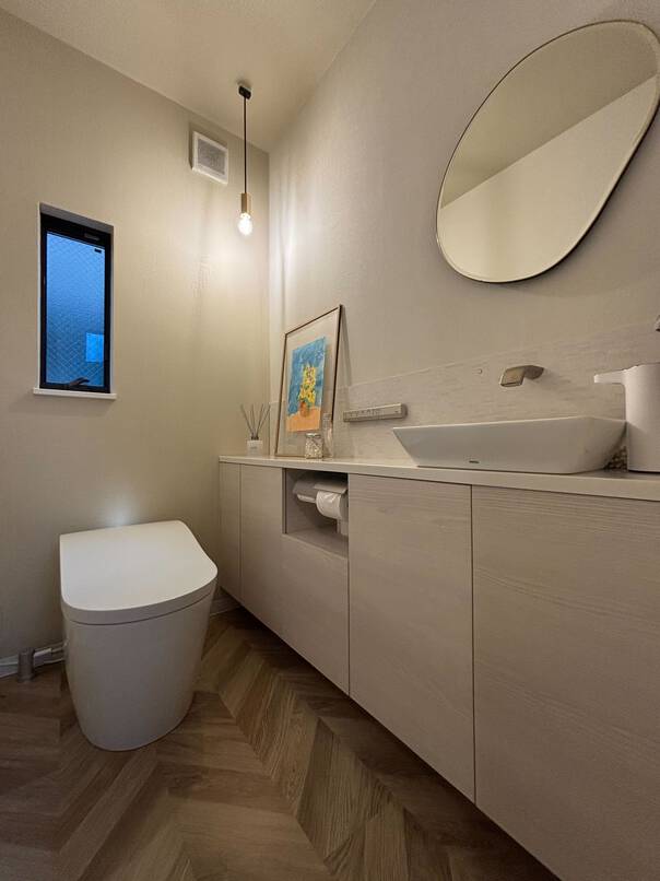 タンク無しですっきりと見せる スタイリッシュなトイレ空間