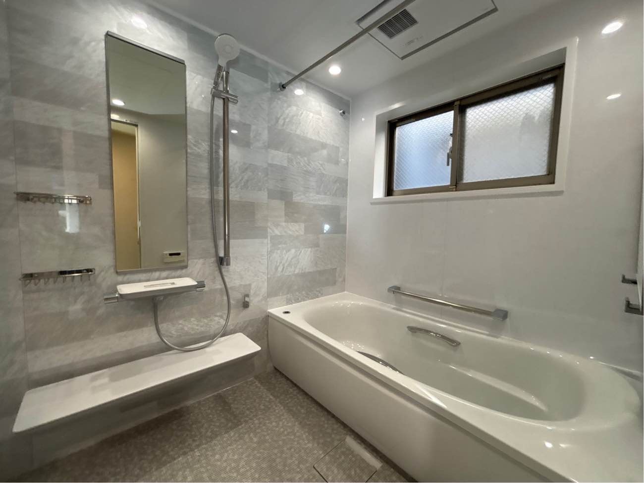 床ワイパー洗浄で ラクしてきれいなバスルーム