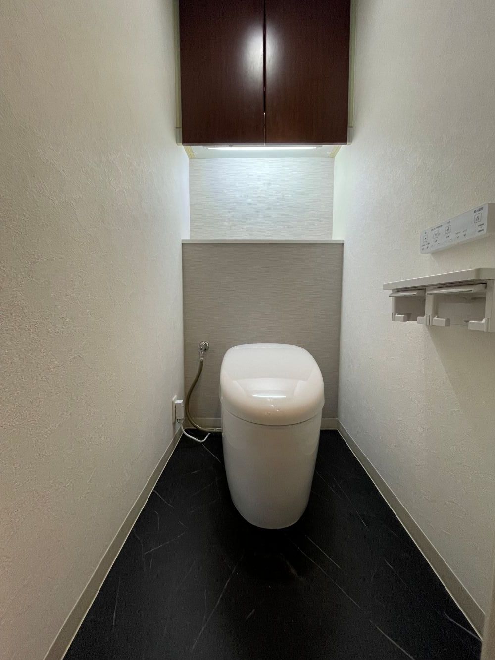 見えない工夫でスタイリッシュな空間へ　トイレリフォーム