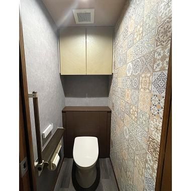 洗面所とトイレの壁紙をリンクさせオシャレな空間に