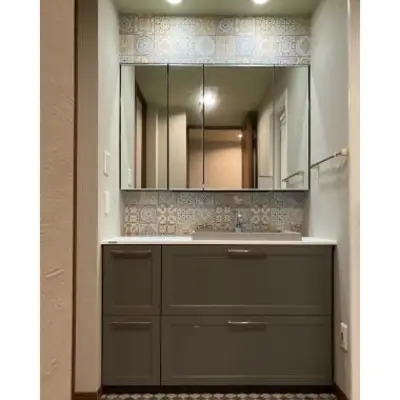 洗面所とトイレの壁紙をリンクさせオシャレな空間に