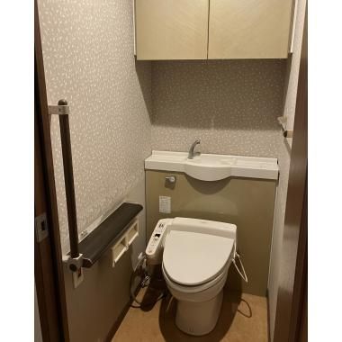 洗面所とトイレの壁紙をリンクさせオシャレな空間に