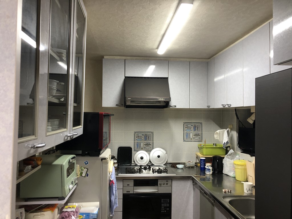 便利な収納と上品な光沢で輝く、お手入れ楽々キッチンに