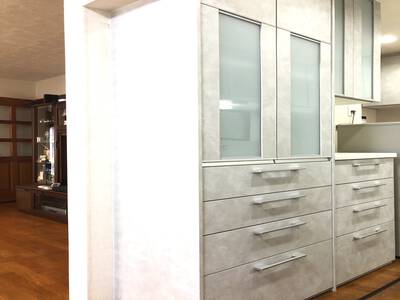 便利な収納と上品な光沢で輝く、お手入れ楽々キッチンに