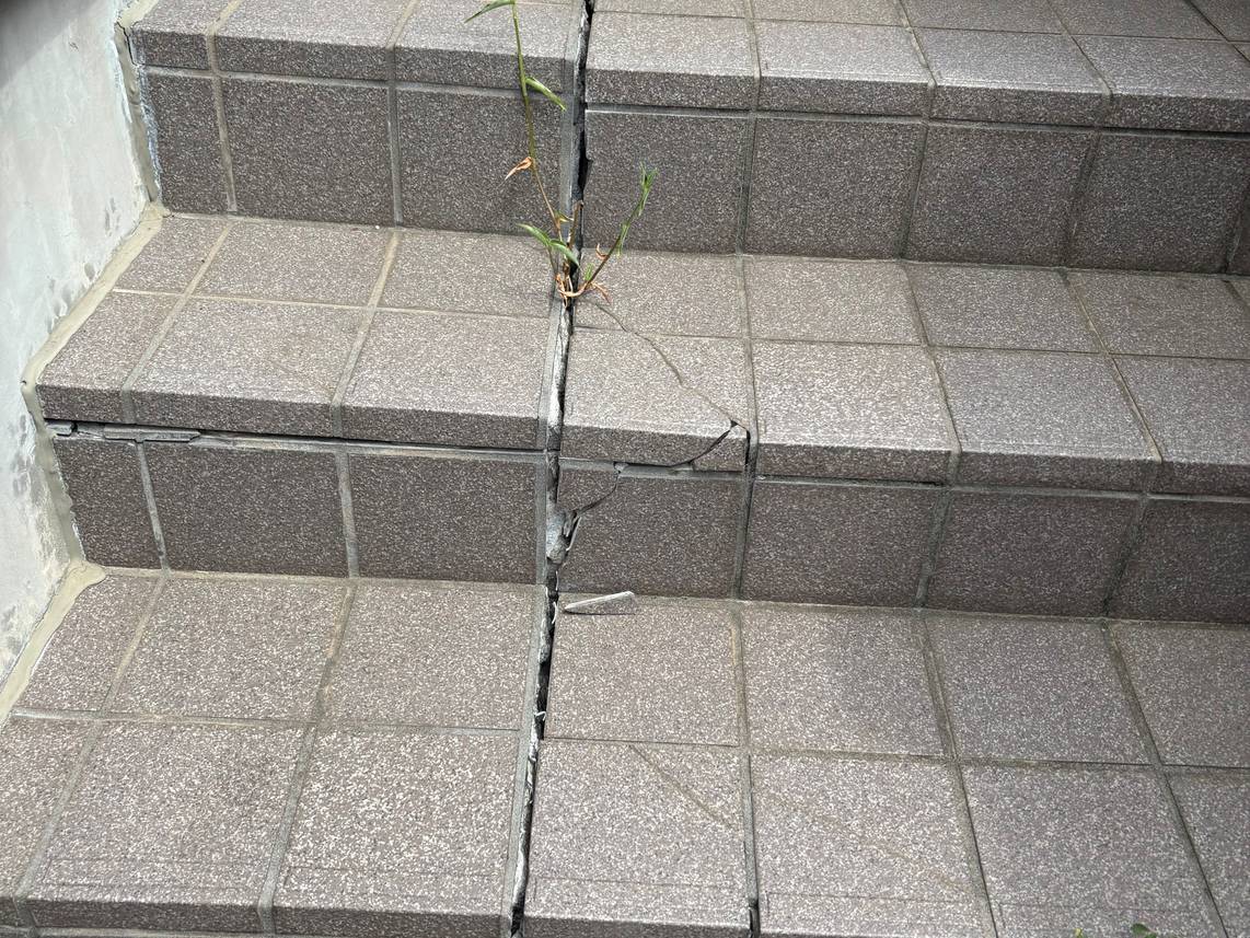 砂利敷と外階段の修繕