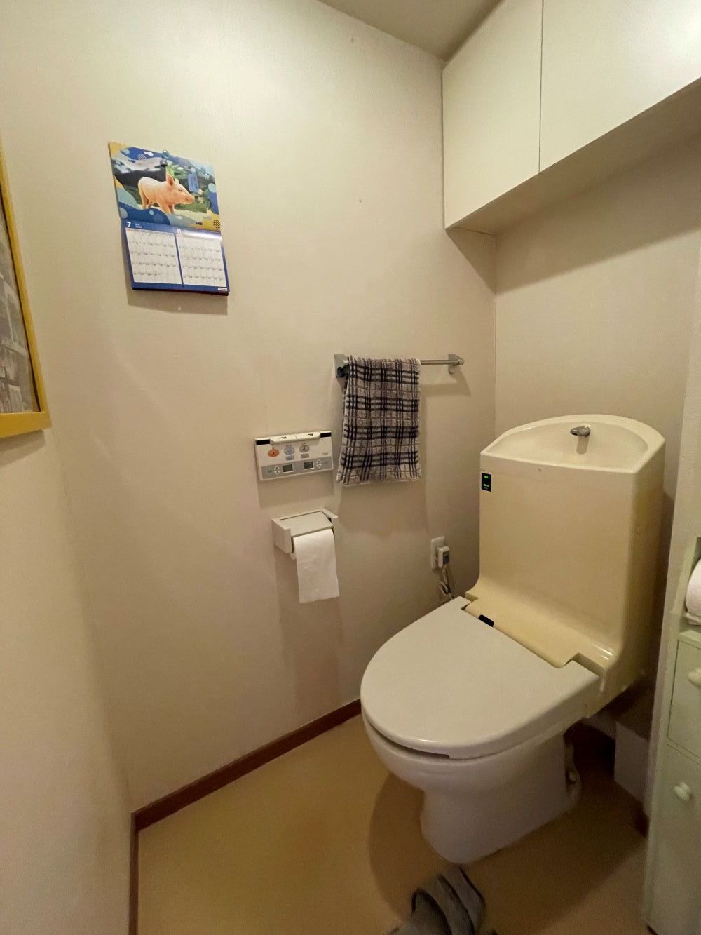 アクセントクロスが映える空間へ　トイレリフォーム