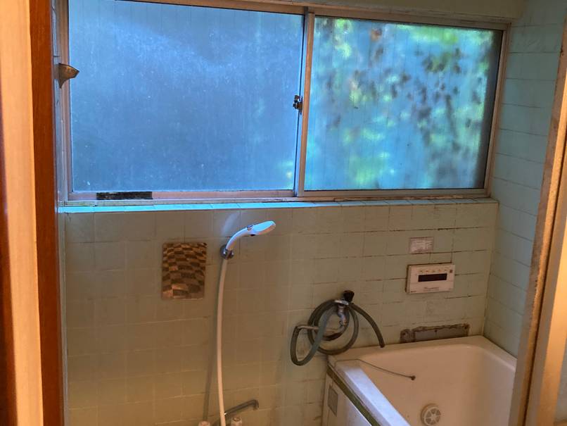 古くてかなり汚れたお風呂のリフォーム