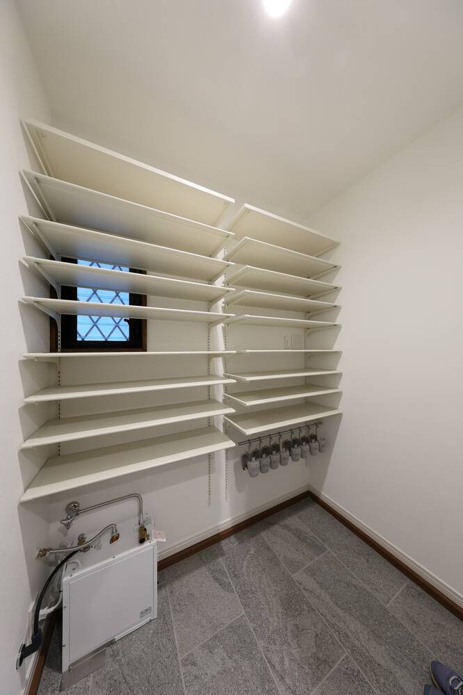 キャットウォークから外を見ている猫の肉球がかわいい住まい