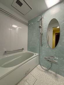 楕円形ミラーのユニットバス