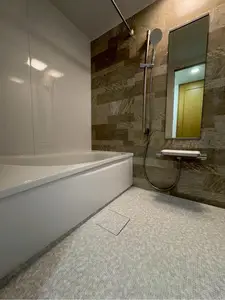 落ち着いたアクセントパネルのユニットバス