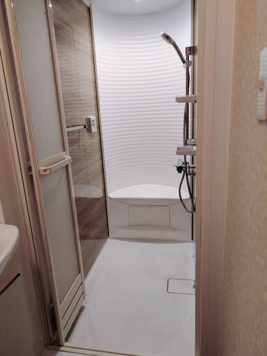 おしゃれなシャワールームに変更