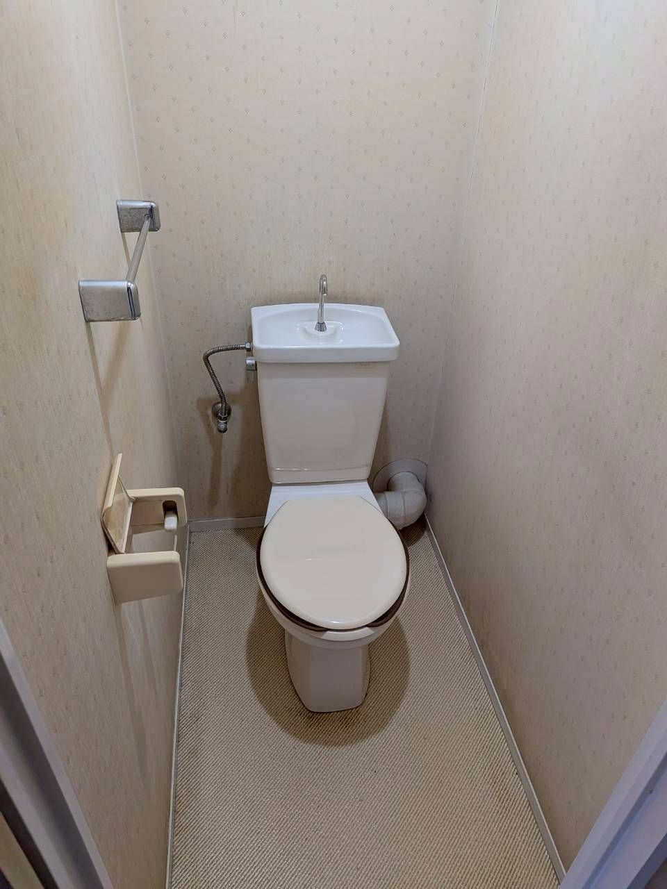 シンプルから現代的に生まれ変わったトイレ