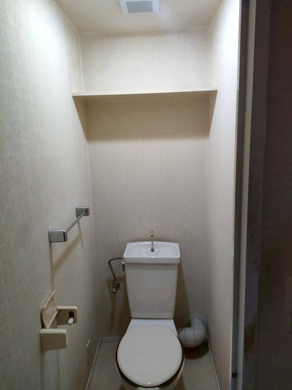 シンプルから現代的に生まれ変わったトイレ