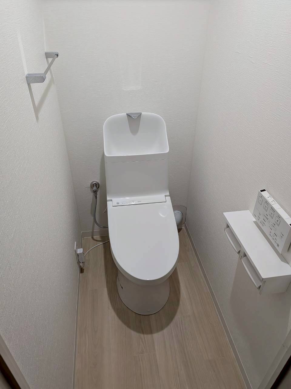 シンプルから現代的に生まれ変わったトイレ