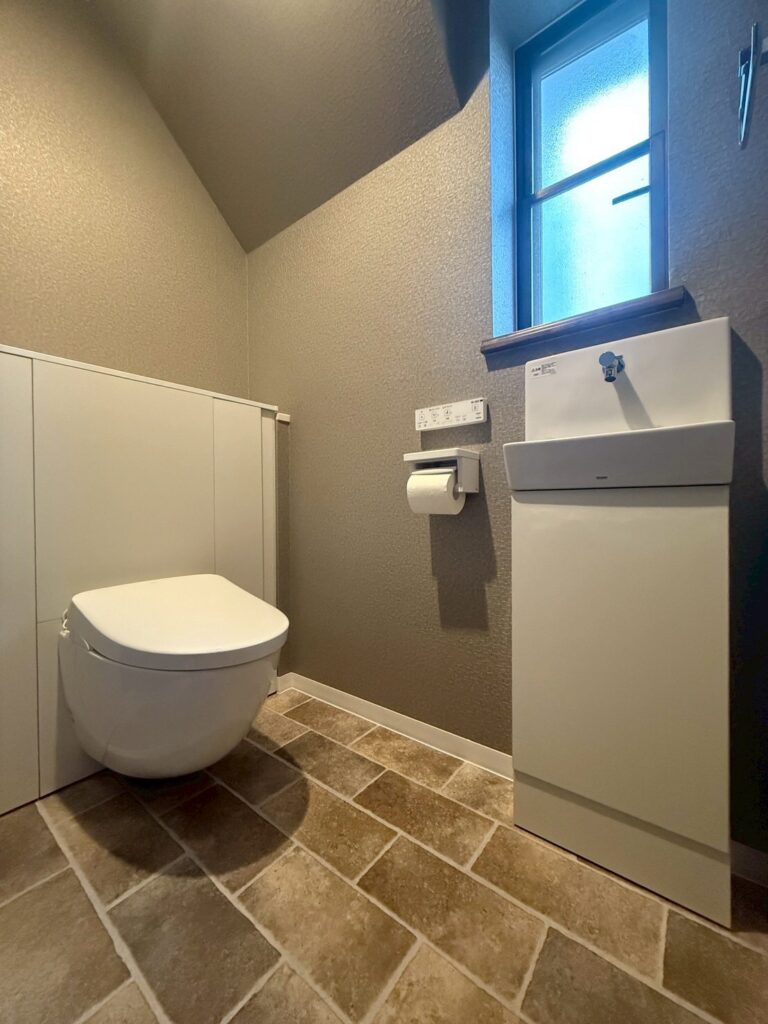 便器が床から浮いているレストルーム