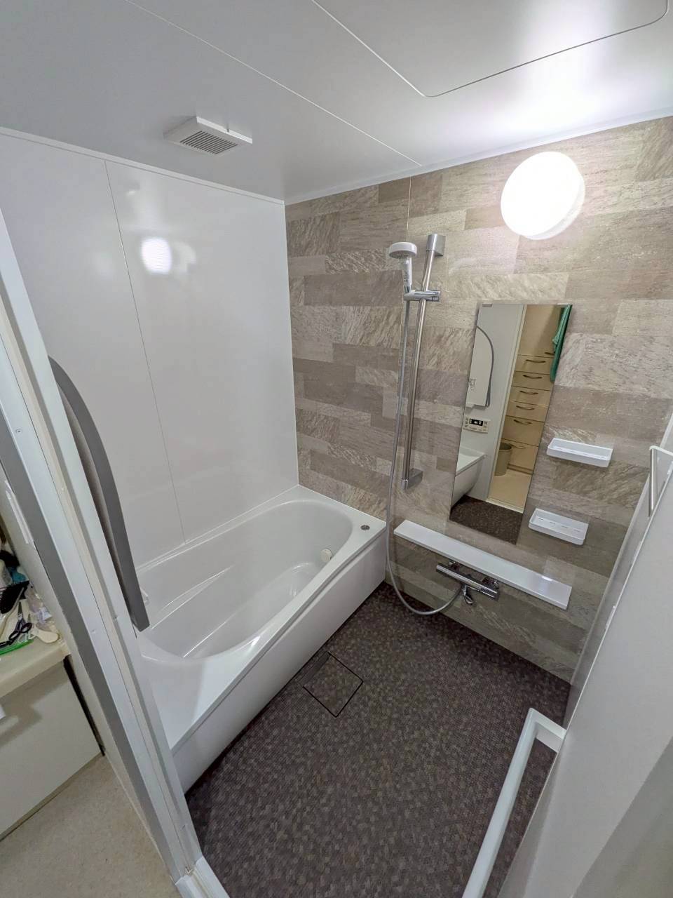 人工大理石の浴槽を備えたお風呂