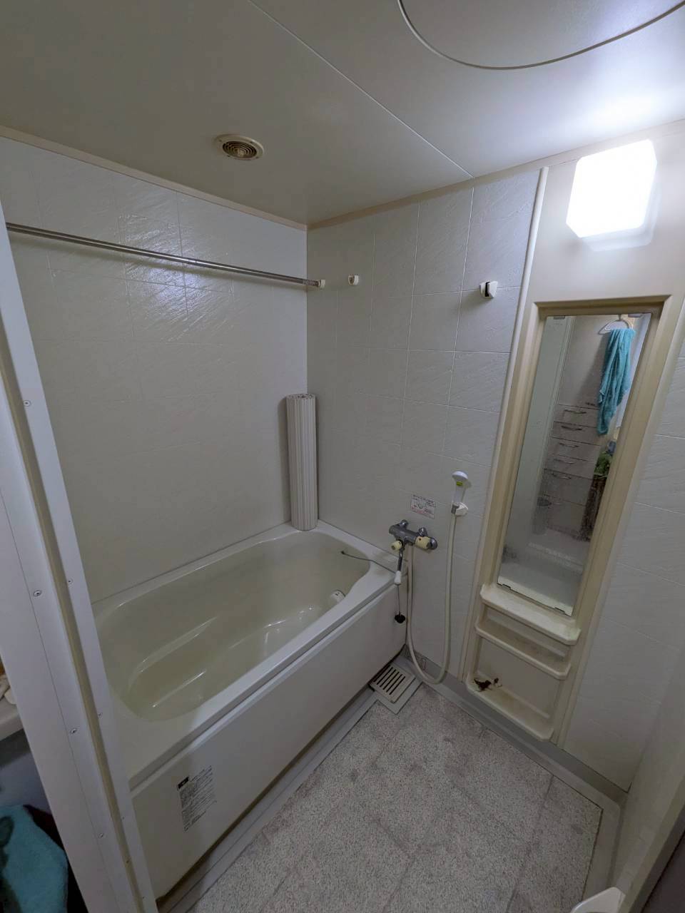 人工大理石の浴槽を備えたお風呂