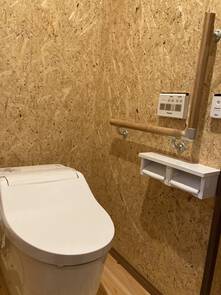 2つに分かれていたトイレを1つの大きなトイレ空間に