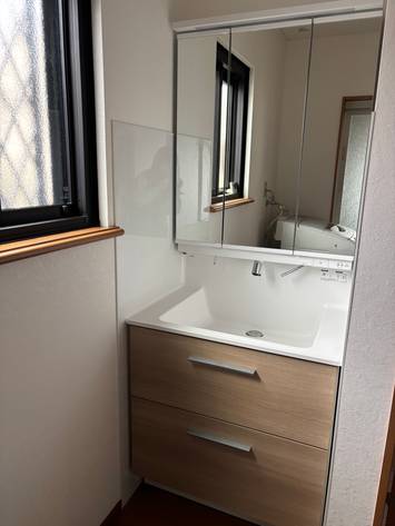 キレイな洗面台、お風呂は内窓設置であたたか