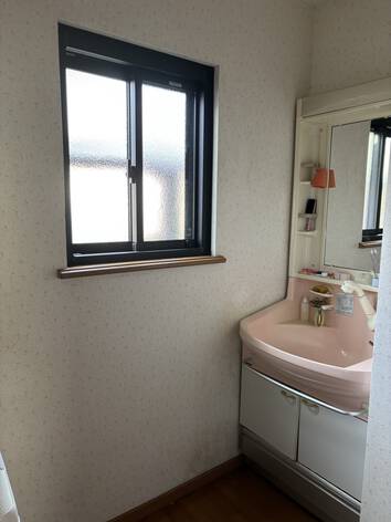 キレイな洗面台、お風呂は内窓設置であたたか