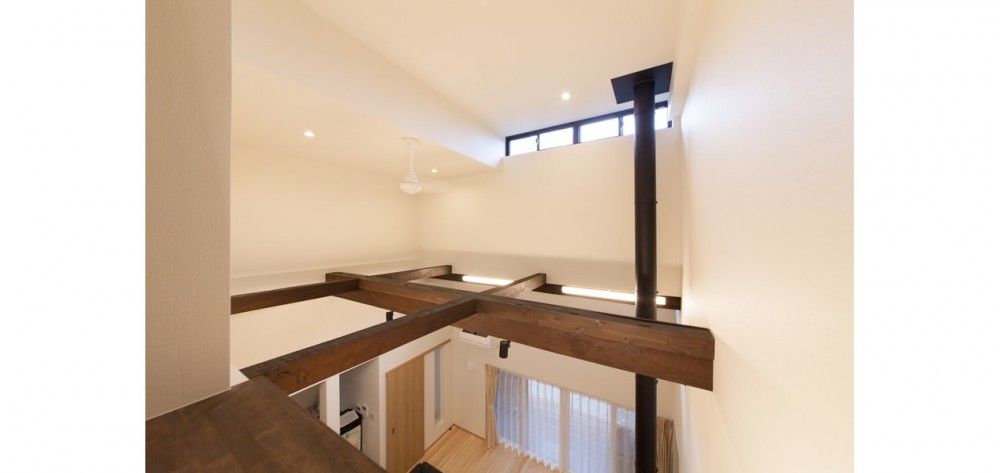 薪ストーブの温かな空気を部屋全体で味わうことのできる空間