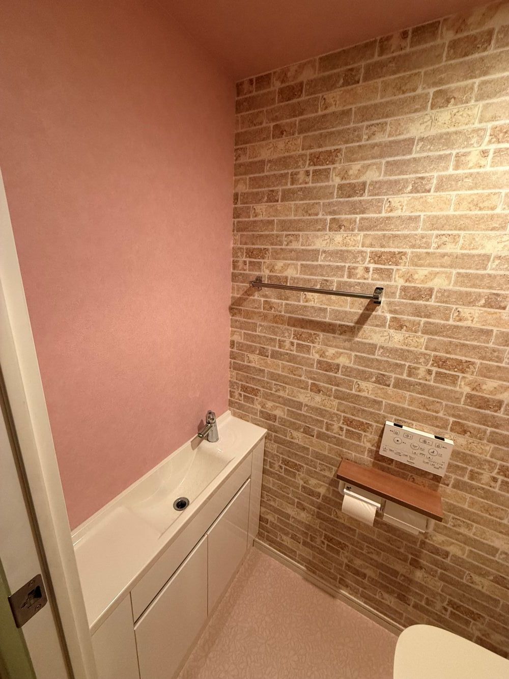 お気に入りのピンクで彩る　トイレリフォーム
