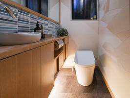 「塗り壁×タイル」が魅力的なトイレ（ネオレストLS）