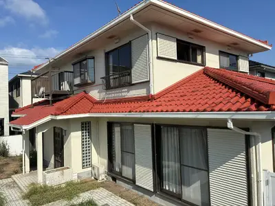 色褪せていた外観が赤い屋根をアクセントに蘇る