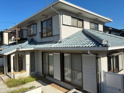 色褪せていた外観が赤い屋根をアクセントに蘇る