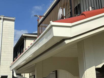 色褪せていた外観が赤い屋根をアクセントに蘇る