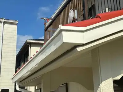 色褪せていた外観が赤い屋根をアクセントに蘇る