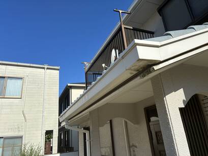 色褪せていた外観が赤い屋根をアクセントに蘇る