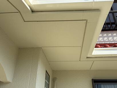 色褪せていた外観が赤い屋根をアクセントに蘇る