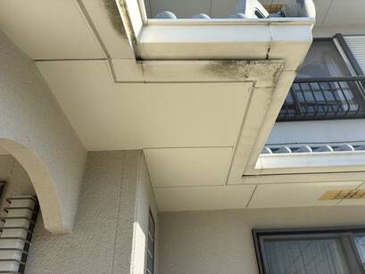 色褪せていた外観が赤い屋根をアクセントに蘇る