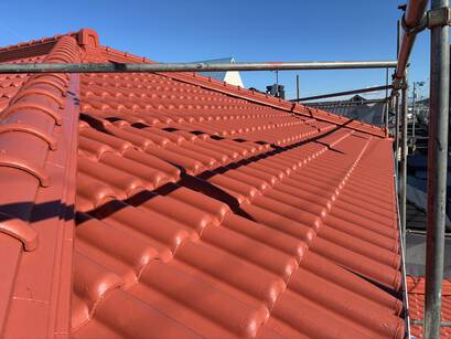 色褪せていた外観が赤い屋根をアクセントに蘇る