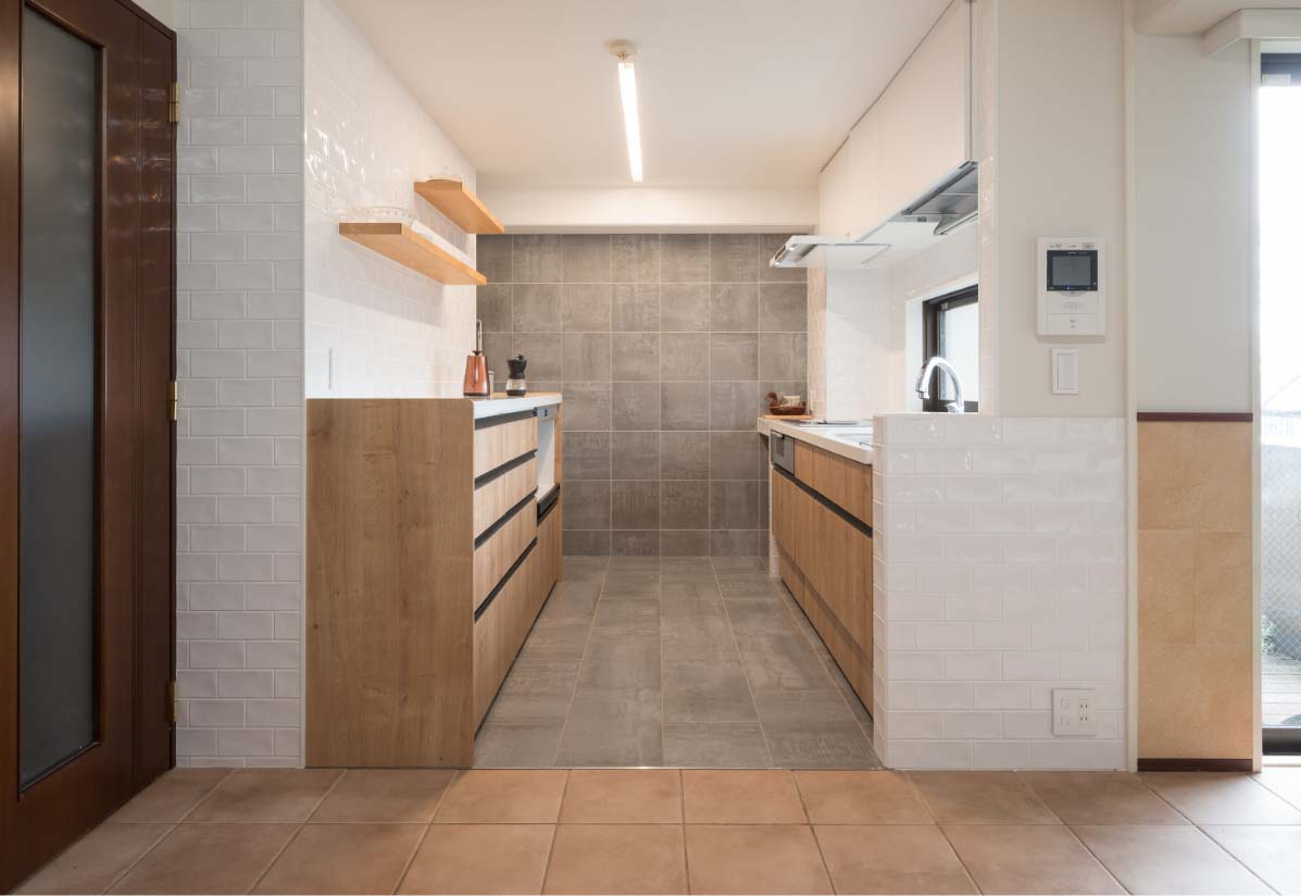 LDへの導線にゆとりを感じられるキッチン空間