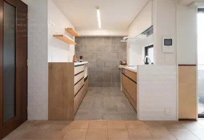 素材と色使いにこだわった、シンプルで美しいキッチンスペース