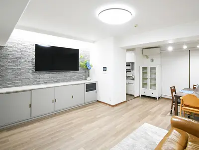 タイル壁と間接照明で彩るリビング