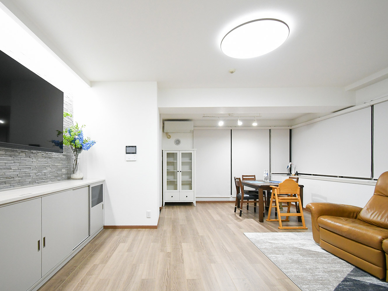 タイル壁と間接照明で彩るリビング