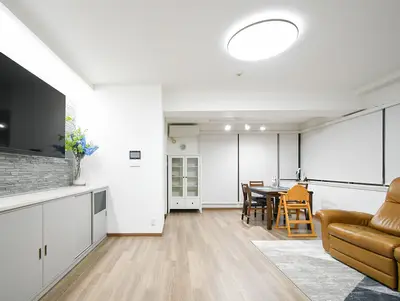 タイル壁と間接照明で彩るリビング