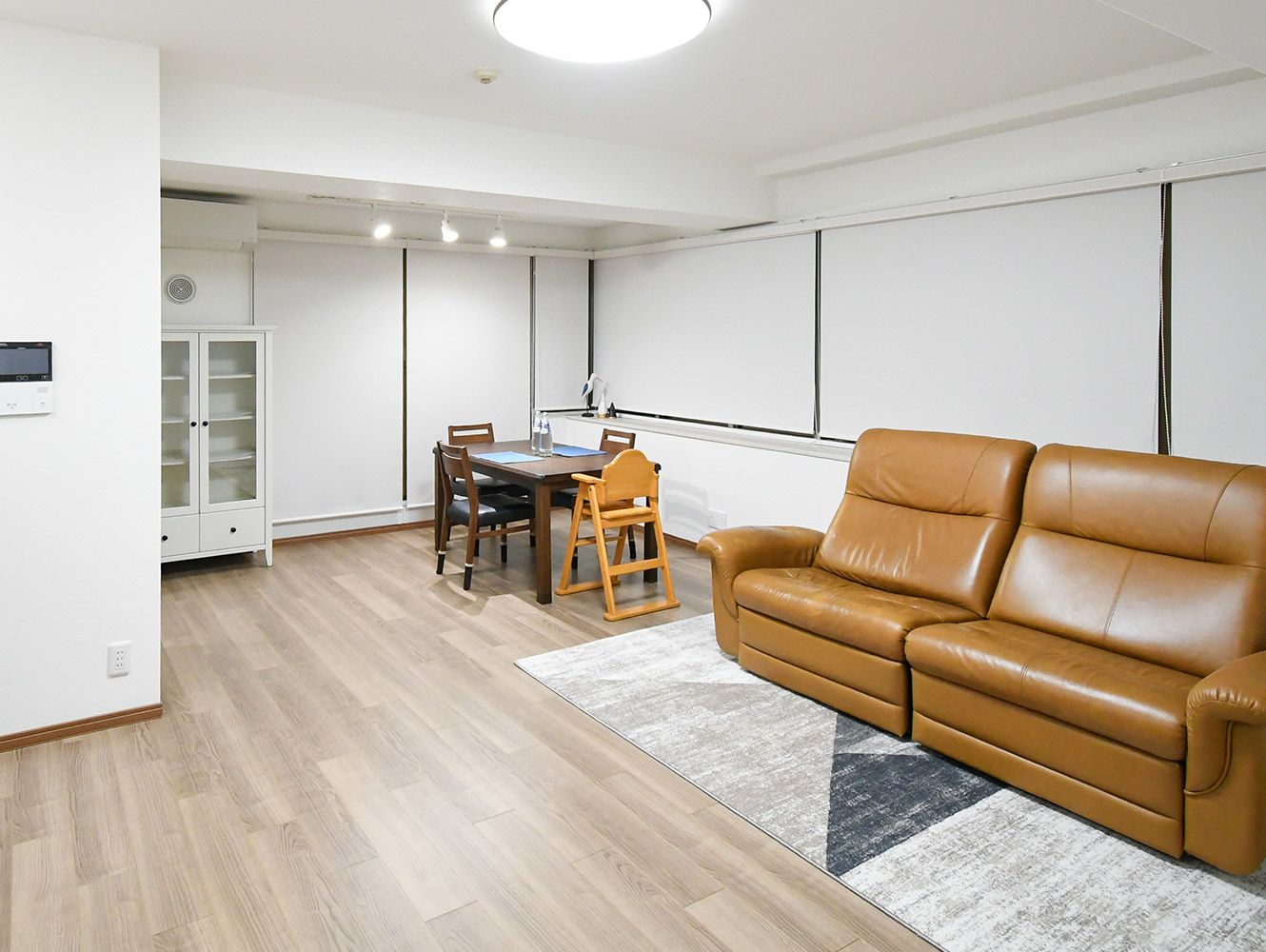 タイル壁と間接照明で彩るリビング