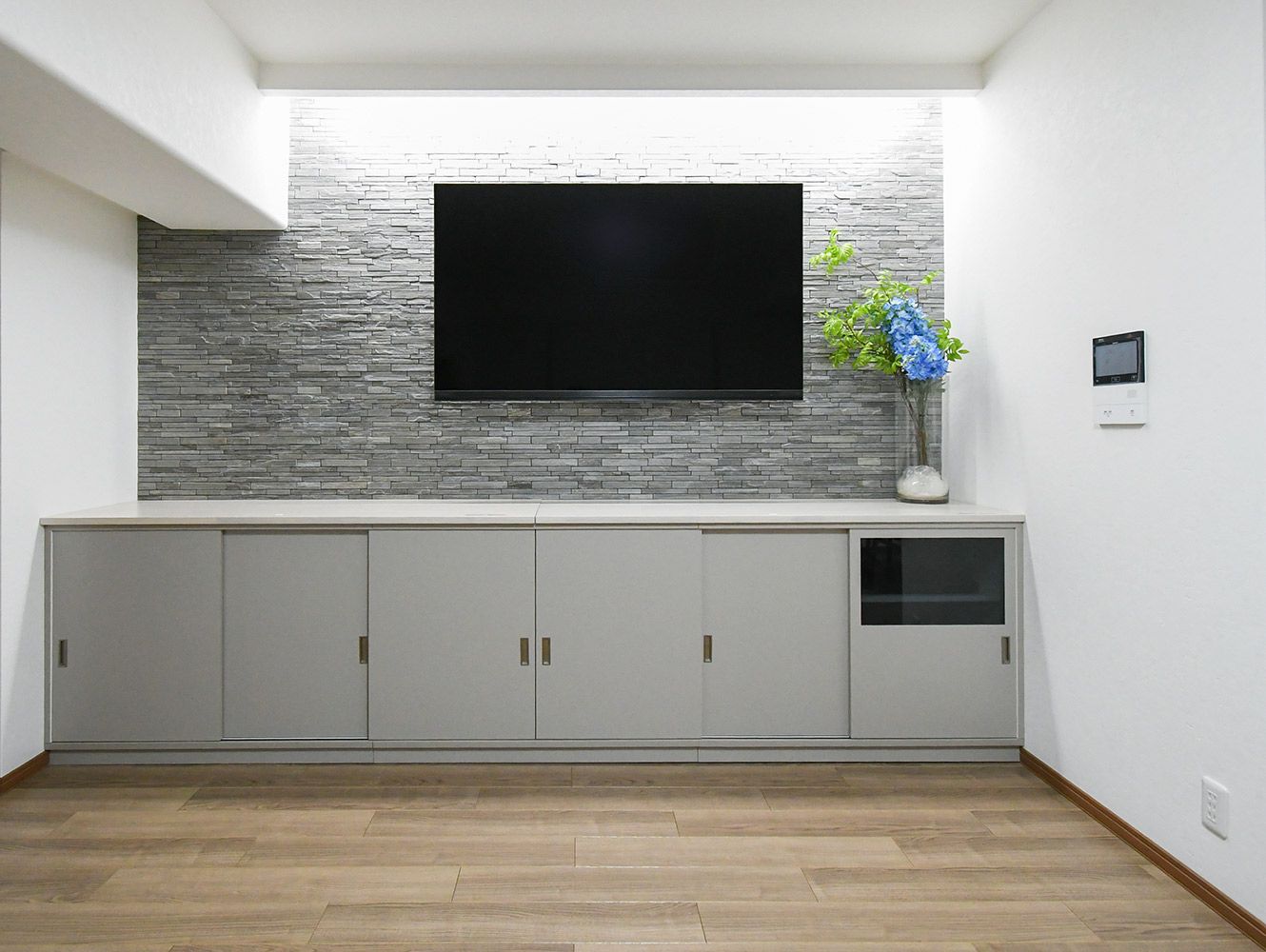 タイル壁と間接照明で彩るリビング