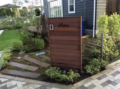 自然の魅力と機能性を備えたガーデンアプローチ