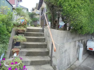 急勾配な外階段に手すりを設けました