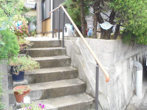 急勾配な外階段に手すりを設けました